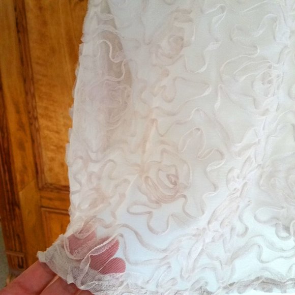 h.i.p. Sheer Raised Applique Racer Back Blouse. L - Picture 8 of 10